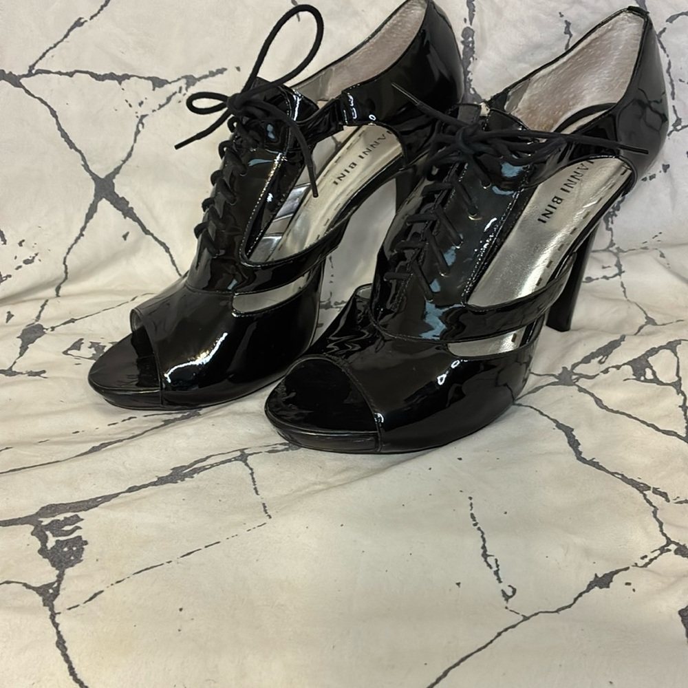 Gianni Bini Black Patent Leather Oxford Heels